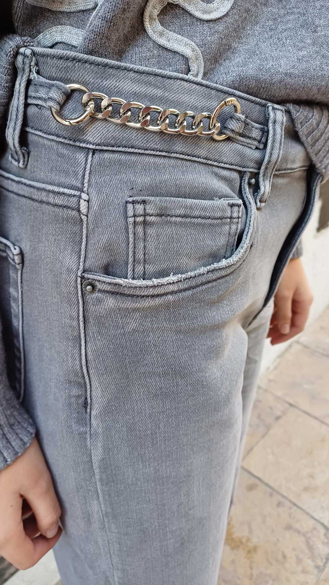 PANTALON VAQUERO GRIS CADENAS
