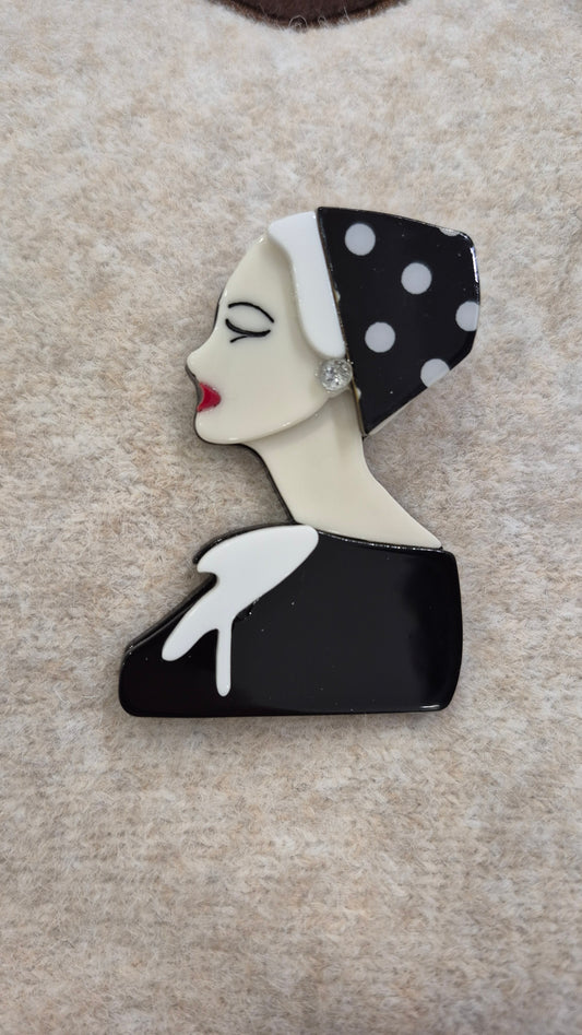 BROCHE WOMAN PAÑUELO