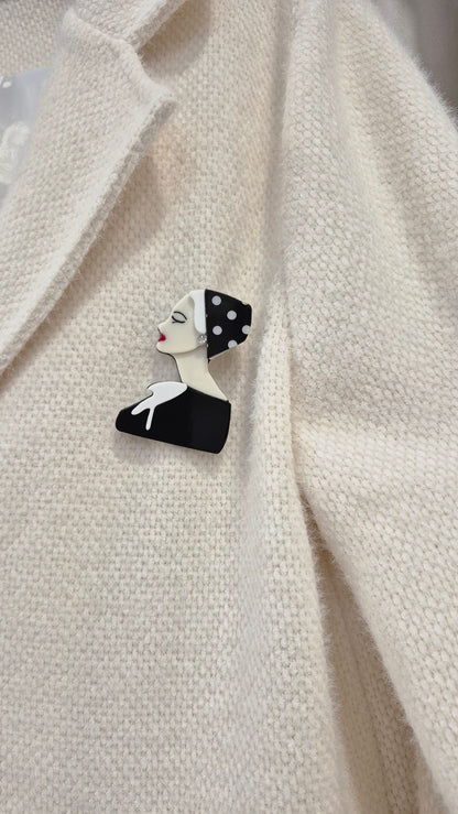 BROCHE WOMAN PAÑUELO