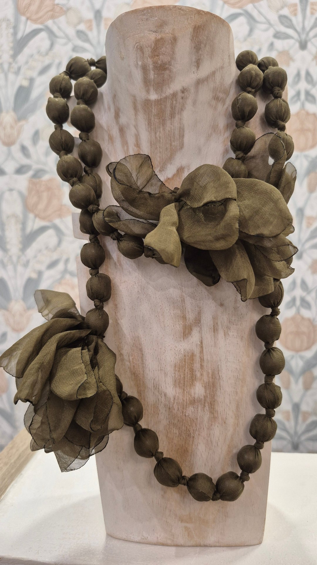 COLLAR BOLAS FLORES (VERDE)
