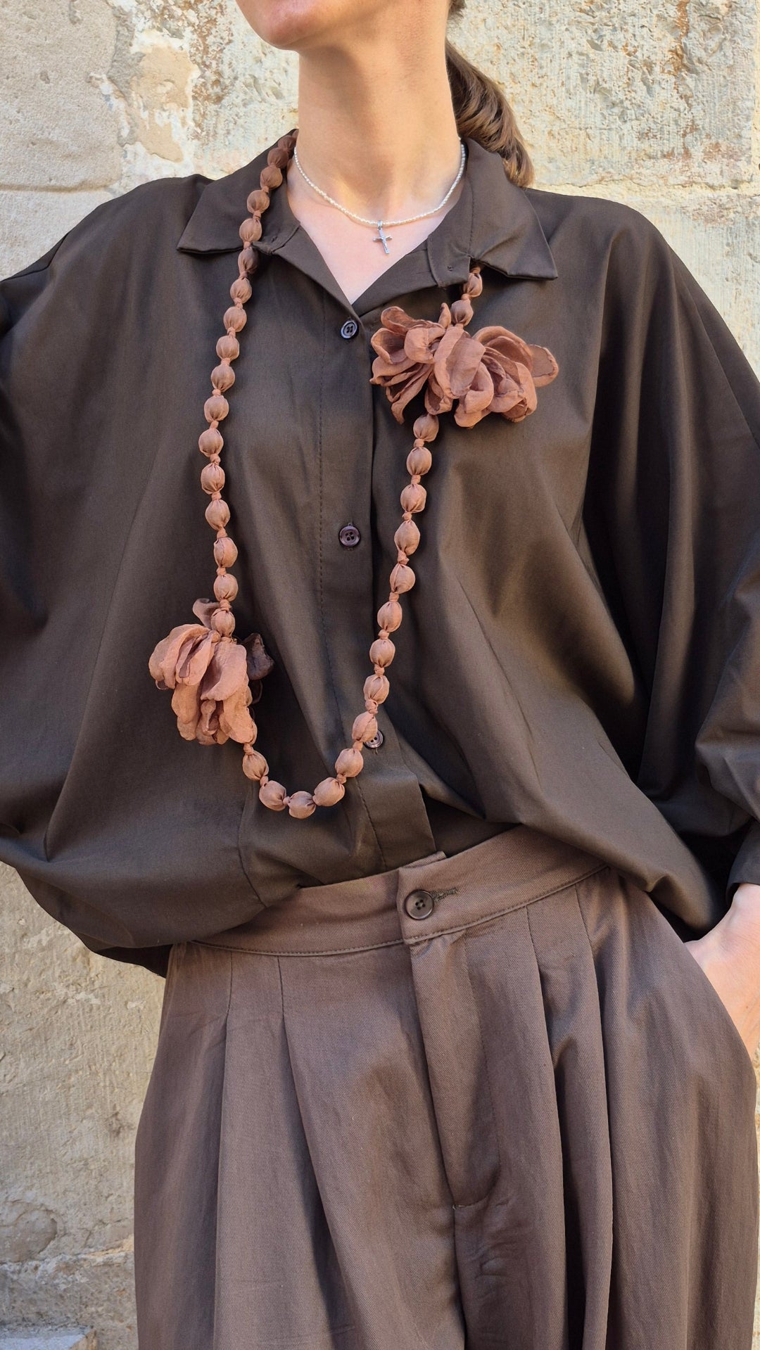 COLLAR BOLAS FLORES (CAMEL)