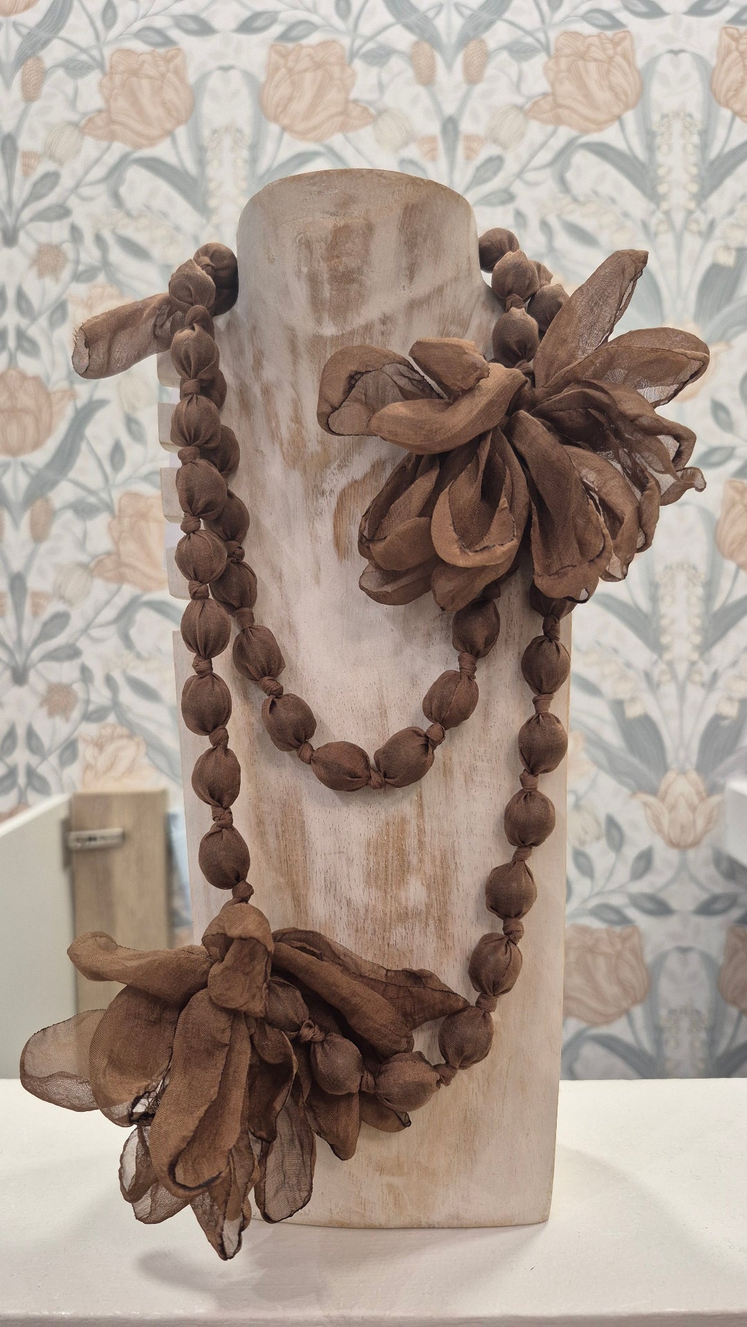 COLLAR BOLAS FLORES (CAMEL)