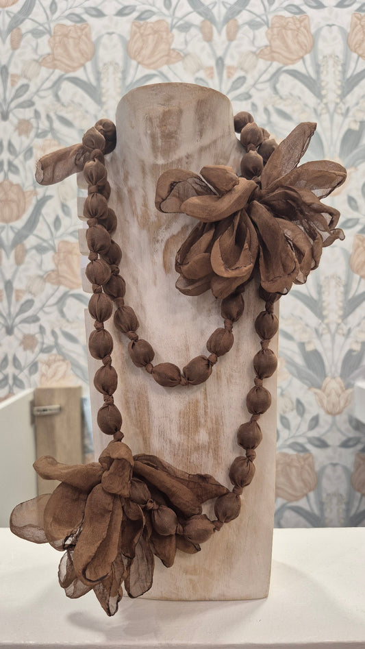 COLLAR BOLAS FLORES (CAMEL)