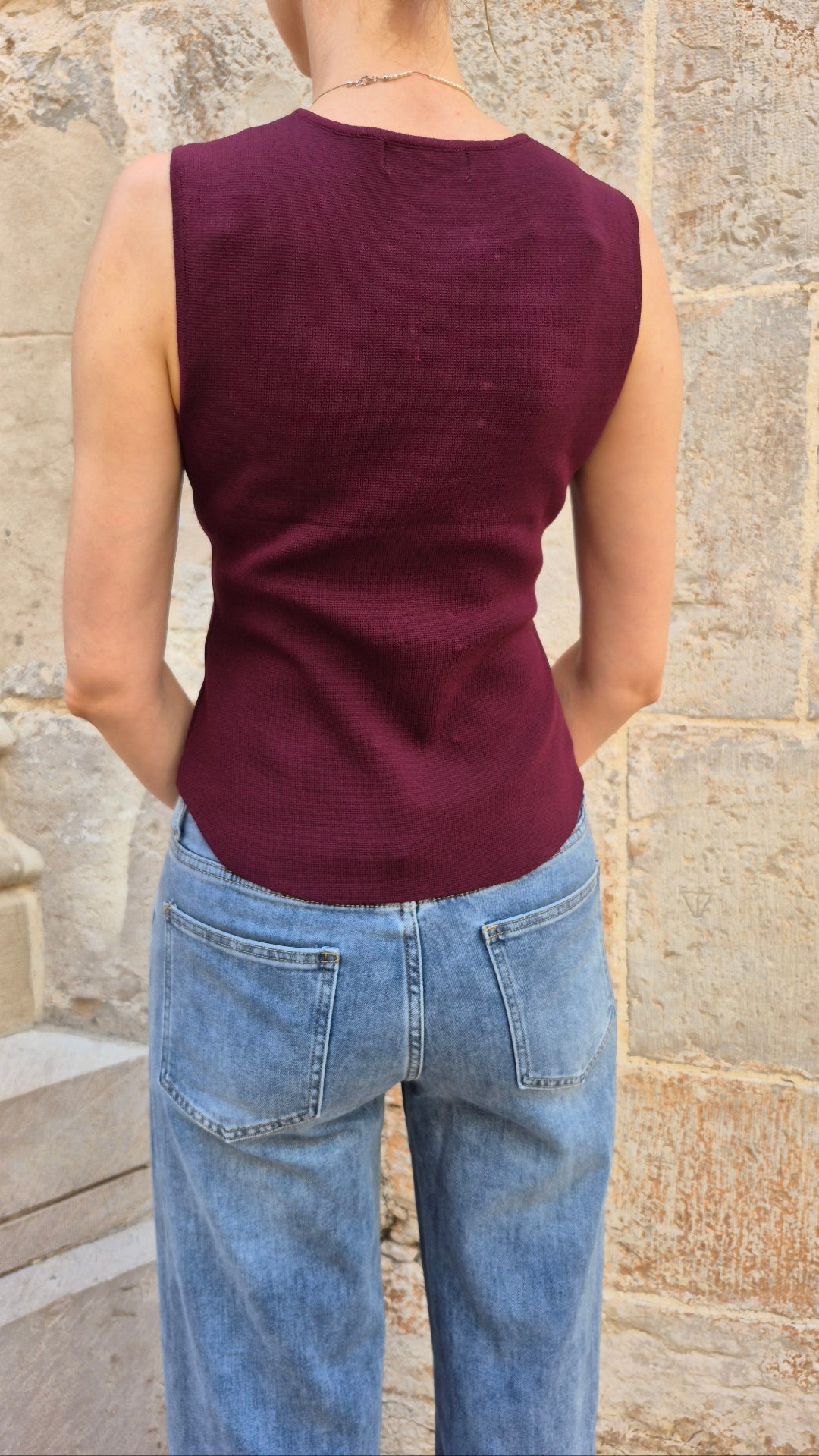 CHALECO PUNTO CUELLO REDONDO (VINO)